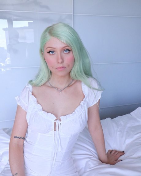 Linzor pretty pornstar photo