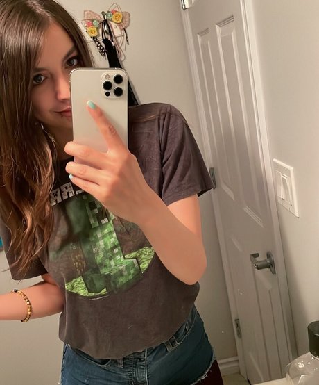 ChloeNight model nude archive