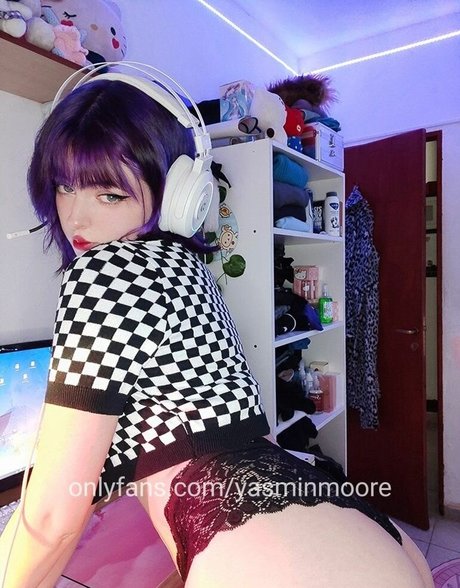 Yasmin Moore naked model pic