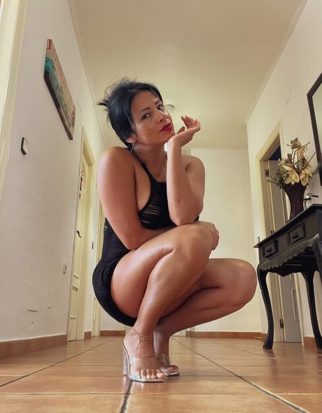 Ozzy Suzy model nude pictures