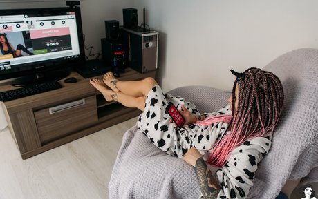 Shameless SG naked actress picture