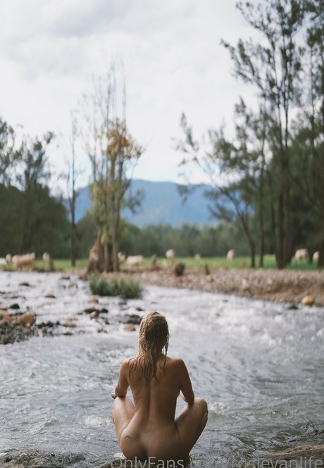 rosievanlife star nude pic