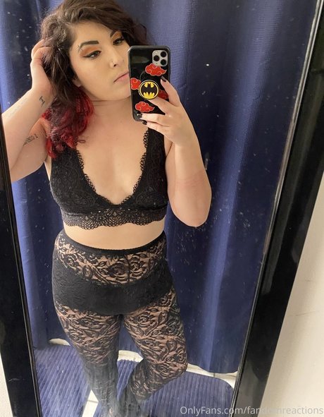 FandomReactions model xxx photo