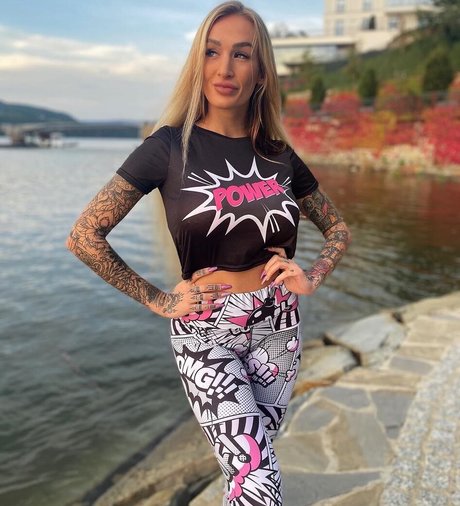 Daisy Lee model perfect images