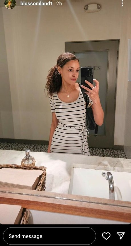 Daisey Wilks Blossoms sex model pics