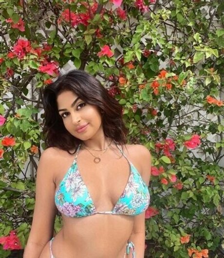 Shreya Arun model beautiful pic