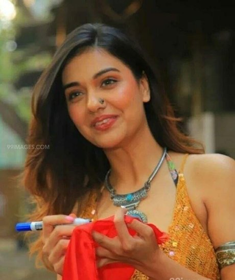 Divya Agarwal best model photo