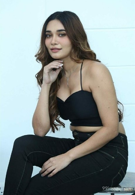 Jenifer Emmanuel star photos