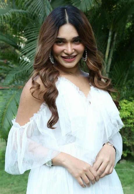 Jenifer Emmanuel star nice gallery