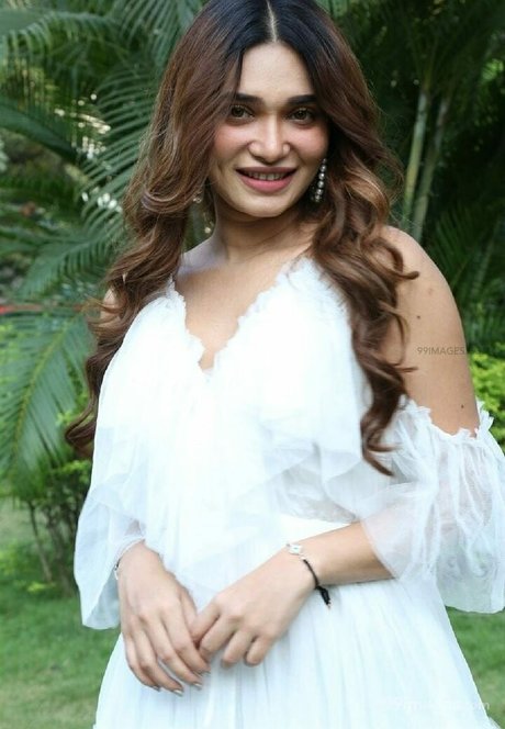 Jenifer Emmanuel naked model images