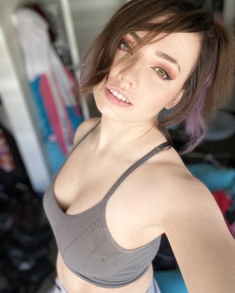 Charleemanderz model pretty picture