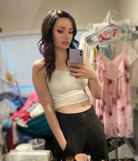 Charleemanderz beautiful model image