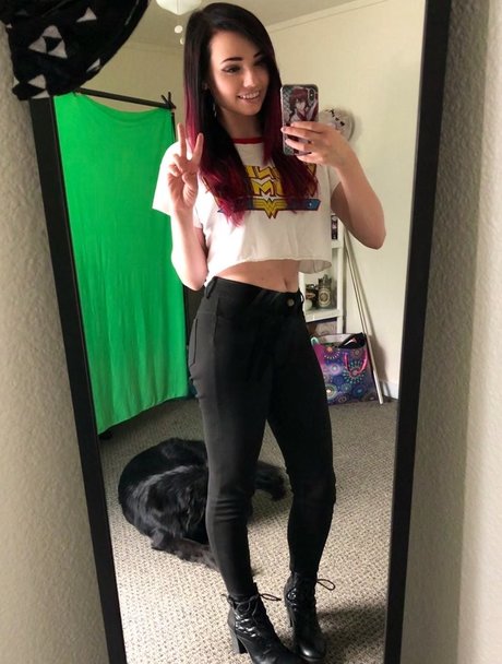 Charleemanderz model naked picture