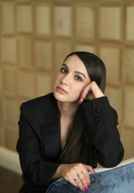 Hannah Marks naked model picture