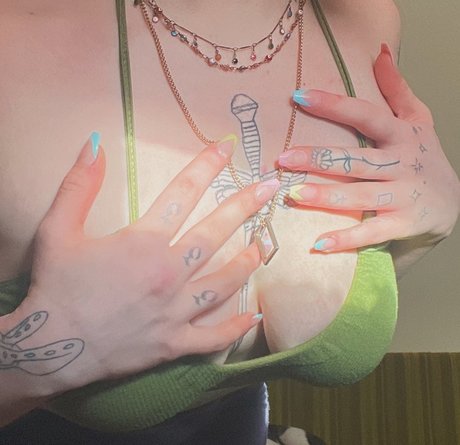 Izzyisdying pornstar naked picture