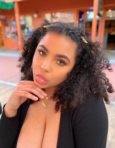 Deanelizyunes beautiful model pic