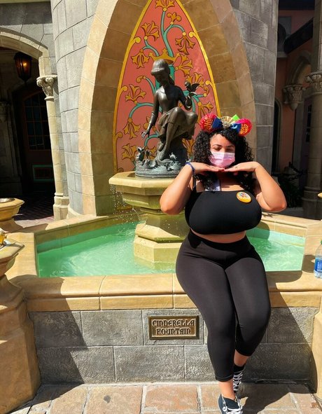 Deanelizyunes sexy model img