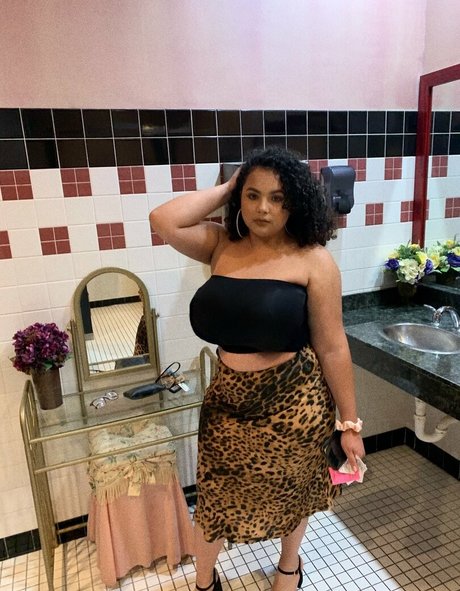 Deanelizyunes hot model image