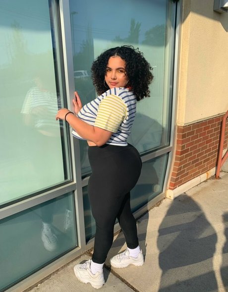 Deanelizyunes nudes pornstar pic