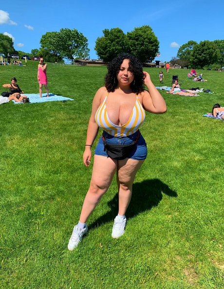 Deanelizyunes star naked photo