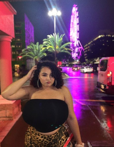 Deanelizyunes pornographic actress pic