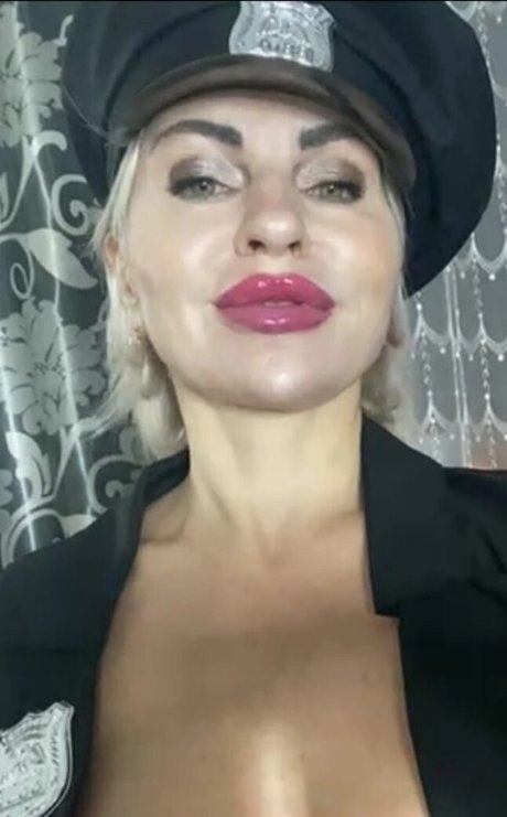 Hotnessi naked actress pic