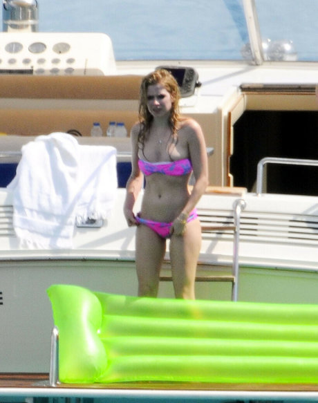 Avril Levigne star best images