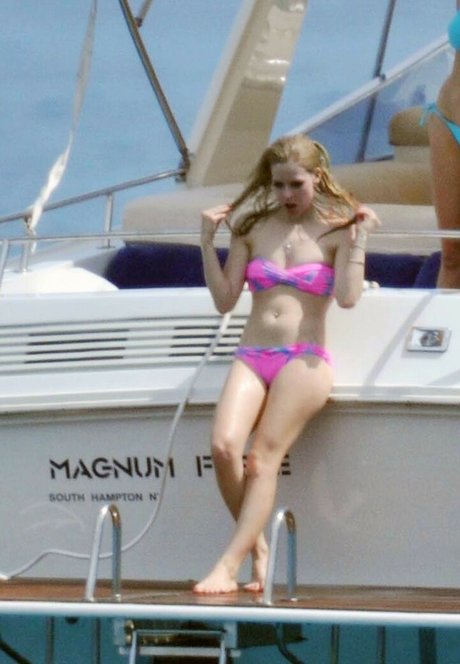 Avril Levigne nice star images