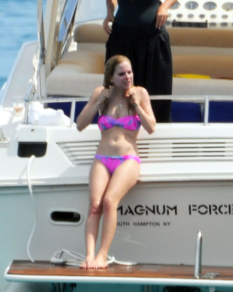 Avril Levigne pretty model images