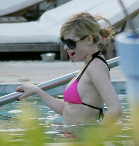 Avril Levigne star nice pictures