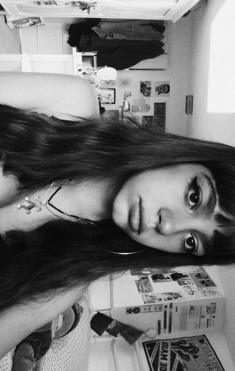 SpanishGrimes model nude img