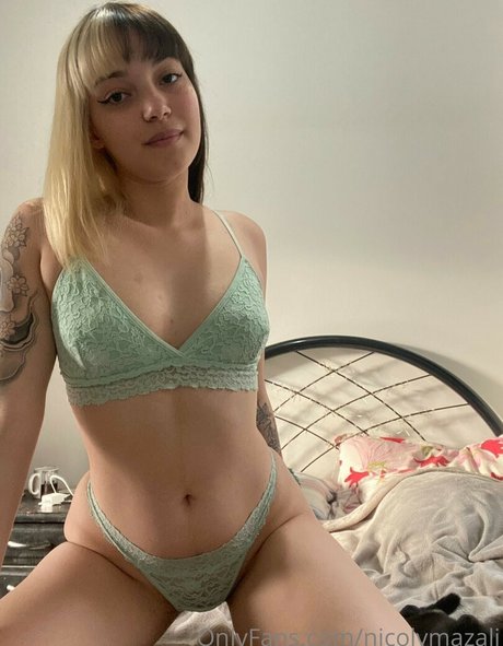 Nicoly Mazali star nude img