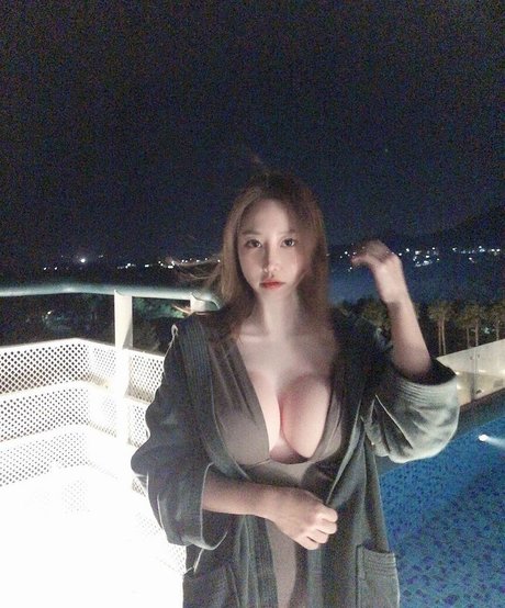 ueleelee hot actress picture