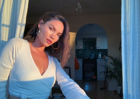 Sinead Harnett sexy actress photo