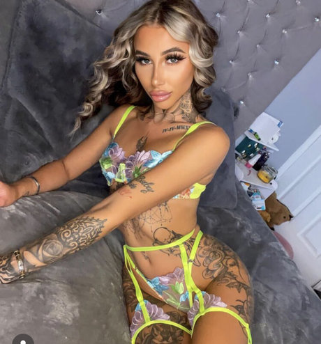 bluetattooo model pretty photo