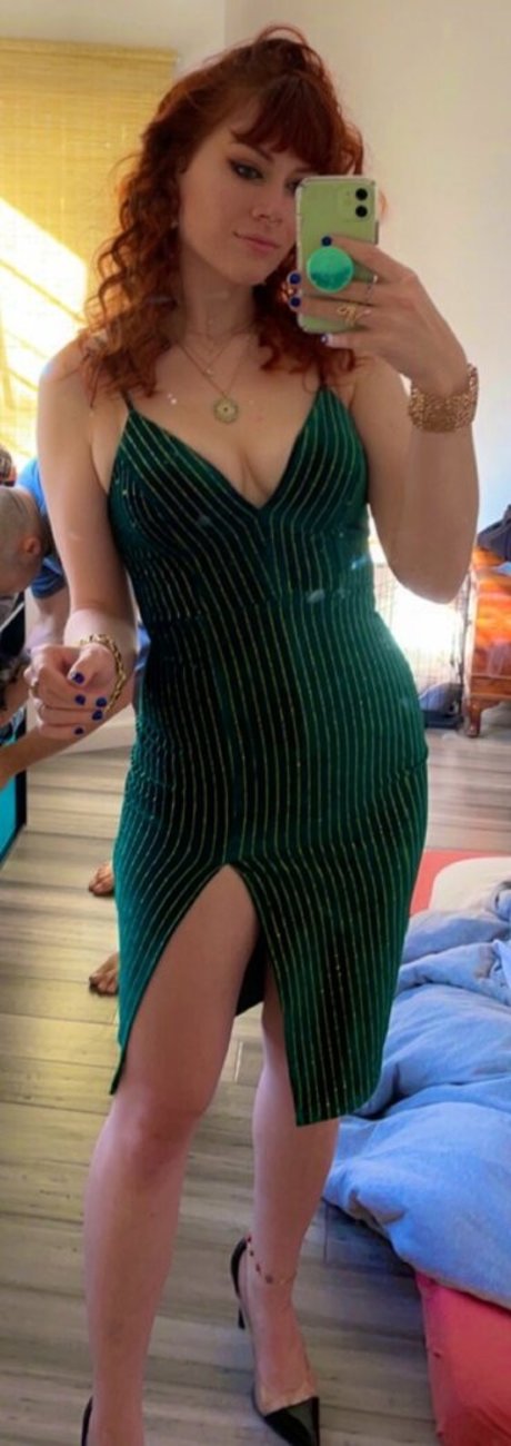 SmokeAndSomno nude model photos