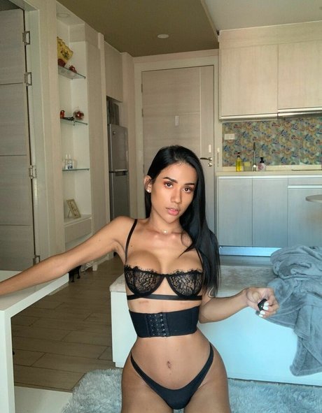 Miss Ryan Iris high quality pornstar pictures