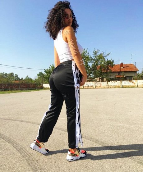 Ivana S_ porn model image