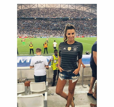 Laura Wontorra sexy star gallery