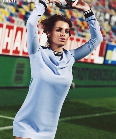 Laura Wontorra star art photos