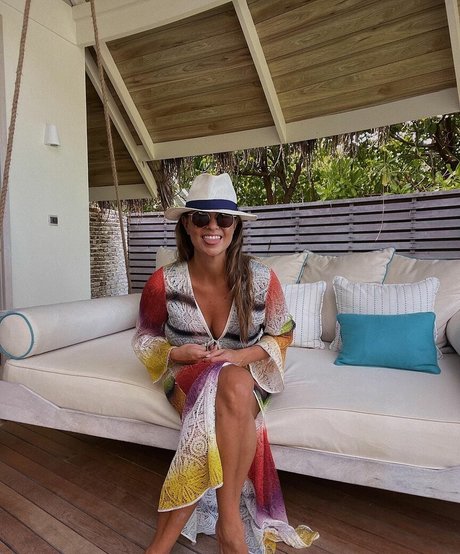 Laura Wontorra model adult img