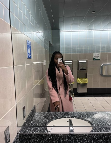 Kendall Maye erotic pornstar img