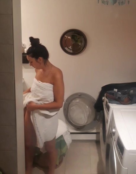 Girlfriends porn model image