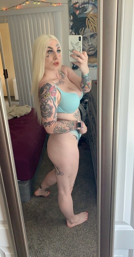 Courtdaplug pornographic model img