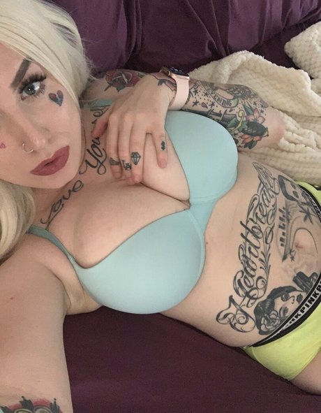 Courtdaplug erotic model photos