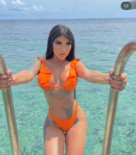 Alanamaxxine pornstar hot image