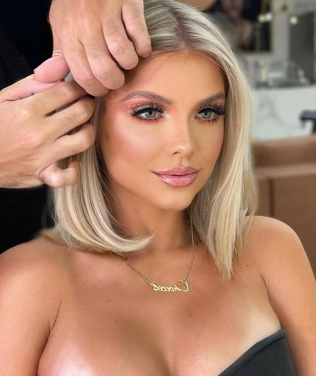 Carol Bresolin pretty model img