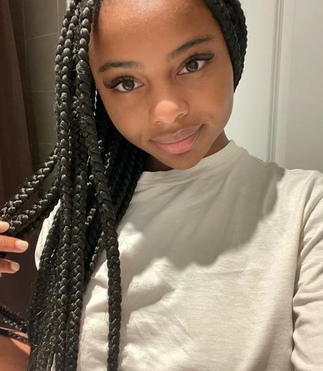 Saffronnn nude pornstar photos