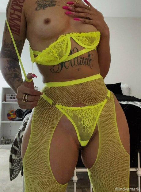 Indya Marie art model pic