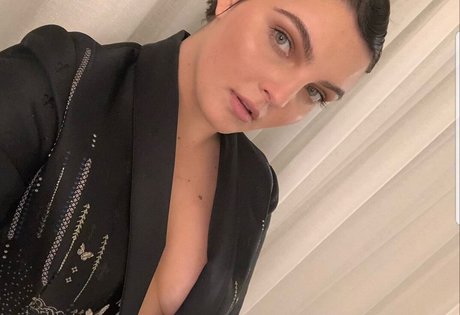 Camren Bicondova pretty star gallery